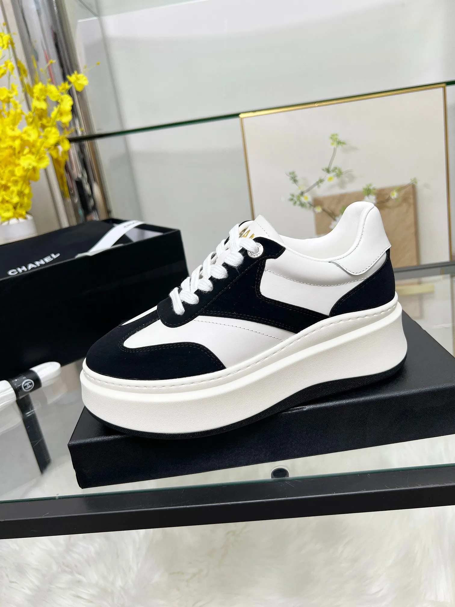 👟👟Ex-factory price 480👟👟 CHANEL 25C spring and summer new sports shoes official website is available at the same time ❤️ Counter out-of-stock kings. Major bloggers are recommending new styles on social days. This season’s new styles are simply eye-catching and look great on the feet. The casual casual sports style is refreshing and natural, interpreting Chanel’s fashionable femininity. The overall customization makes all sports models on the market at that time obsolete. This series is now available for sale! The upper is made of custom imported pebbled calf leather ➕ custom frosted calf leather. The lining is made of original one-to-one professionally customized mesh. Hardware accessories. Original full set of molds (not common in the market). Original custom molded TPU combination outsole. Height 4 cm. Women's size 35-39.
